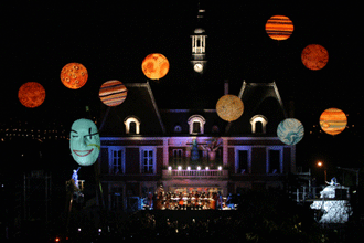 Inflatable planets in Paris