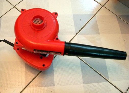 Pressure maintaining blower